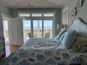 8 bedrooms, desk, iron/ironing board, travel cot