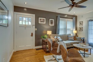 Televisio, takka, DVD-soitin, musiikkikirjasto