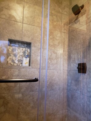 Ensemble douche/baignoire, sèche-cheveux, serviettes fournies, savon