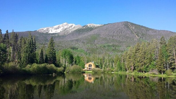 A cabin by a lake with a mountain backdrop. - Magnificent Mountain Side~Recently Remodeled (Frisco)