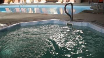 Een binnenzwembad en een verwarmd zwembad