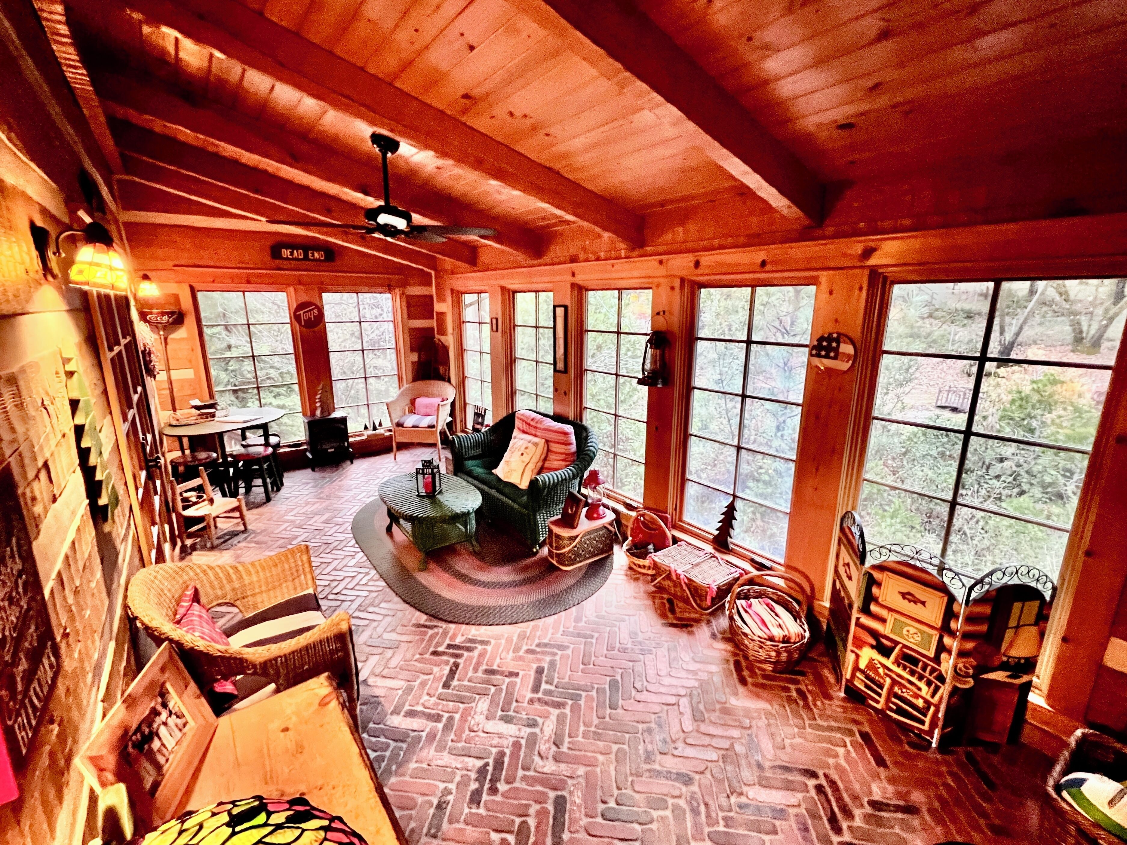 Smart-TV, peis, DVD-spiller og bøker