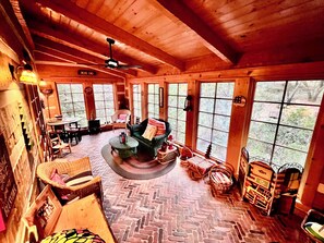 智能電視、壁爐、DVD 播放機、書籍