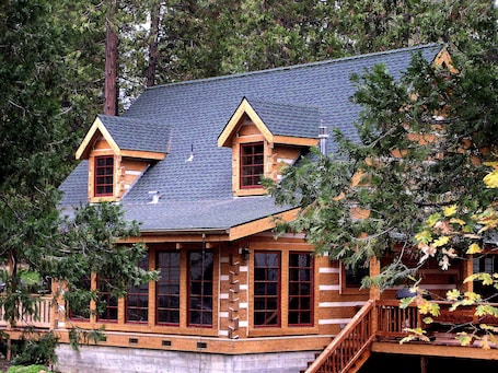 Exterior. Escape to Nature: Charming Custom Log Cabin at Bass Lake, Gateway to Yosemite