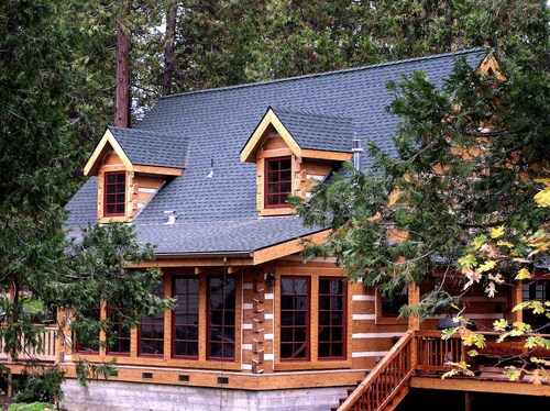Escape to Nature: Charming Custom Log Cabin at Bass Lake, Gateway to Yosemite