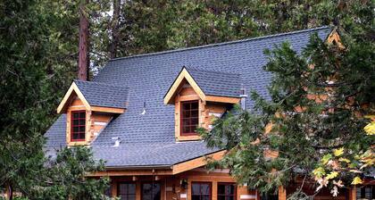 Escape to Nature: Charming Custom Log Cabin at Bass Lake, Gateway to Yosemite