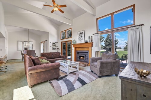 Large Townhouse on 18th green- beautiful location, indoor golf simulators 4 rent