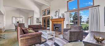 Large Townhouse on 18th green- beautiful location, indoor golf simulators 4 rent