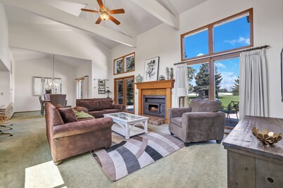 Large Townhouse on 18th green- beautiful location, indoor golf simulators 4 rent