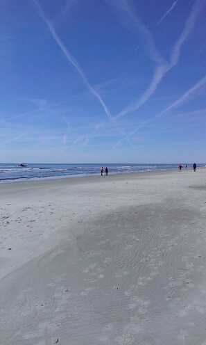 Una playa cerca, sillas reclinables de playa