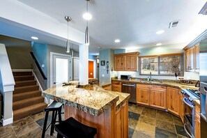 冰箱、微波炉、烤箱、炉灶