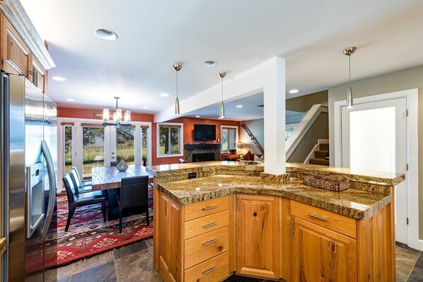 冰箱、微波炉、烤箱、炉灶