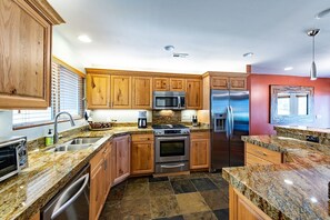 冰箱、微波炉、烤箱、炉灶