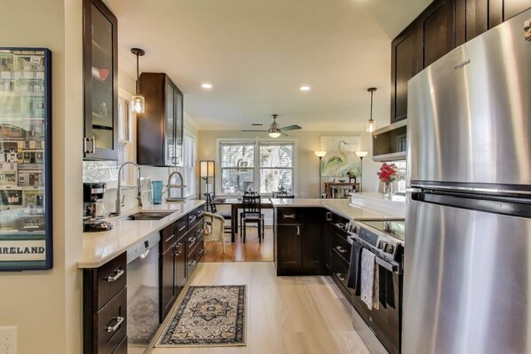 Fridge, microwave, oven, stovetop - Watrfnt Cottage @ChesapeakeParadise Kayaks/Dogs OK (Deale)