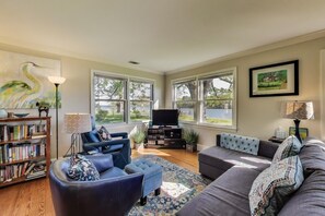 TV, fireplace - Watrfnt Cottage @ChesapeakeParadise Kayaks/Dogs OK (Deale)