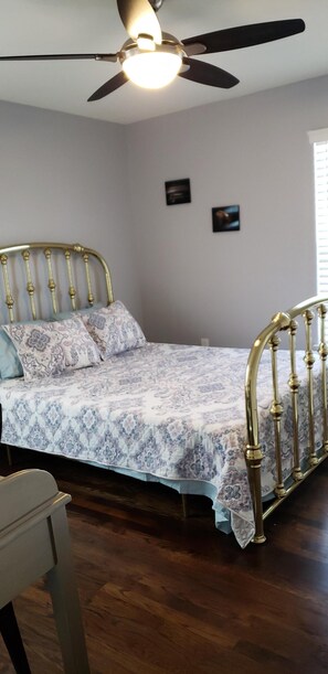 3 habitaciones, escritorio y tabla de planchar con plancha 