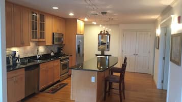 Réfrigérateur, four à micro-ondes, un four, surface de cuisson