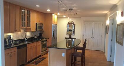 Spacious Marblehead Townhouse - Roof Deck with Panoramic Views