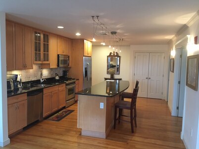 Spacious Marblehead Townhouse - Roof Deck with Panoramic Views