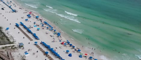 Na praia, espreguiçadeiras, toalhas de praia
