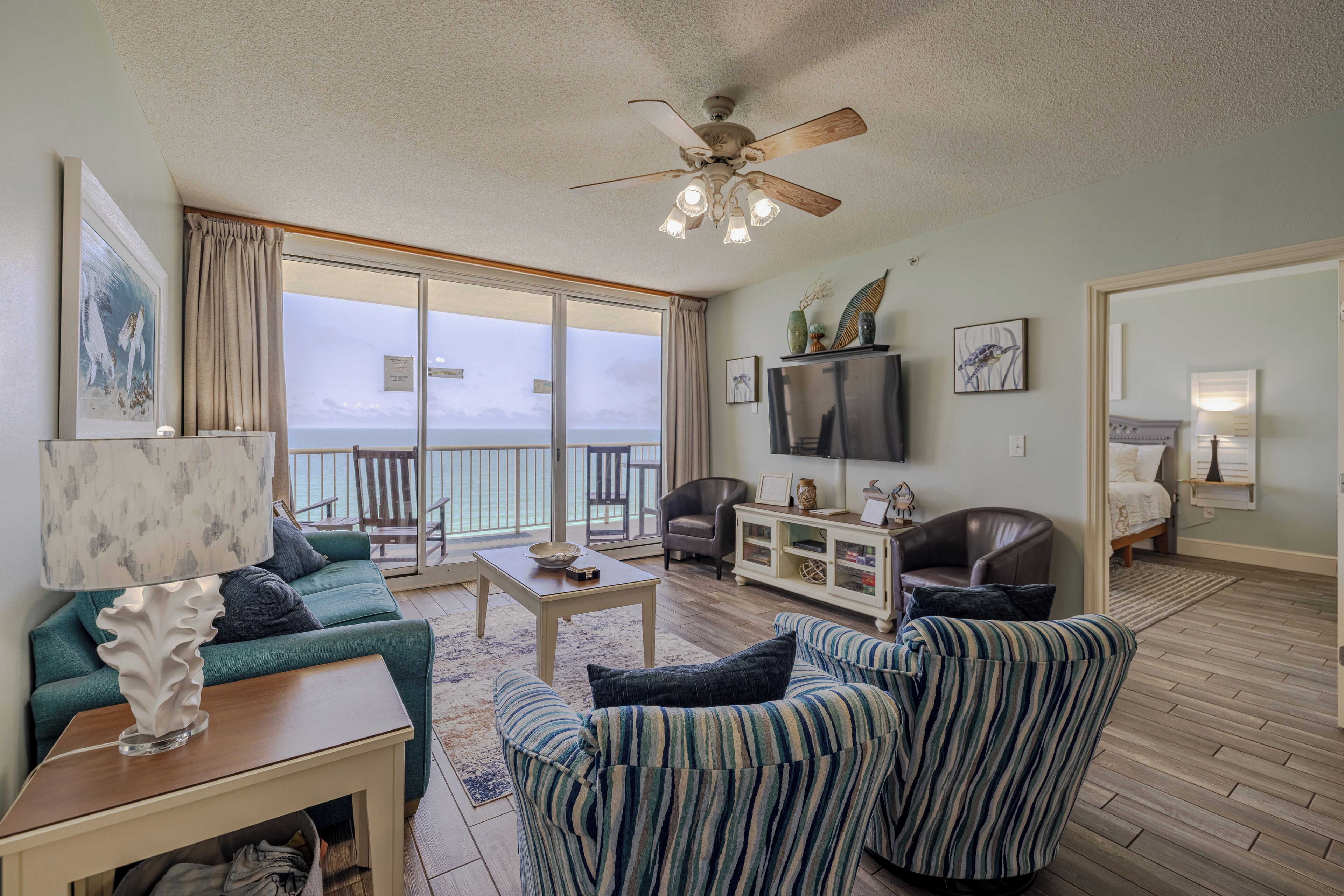 TV connectée, lecteur de DVD, table de tennis de table, livres