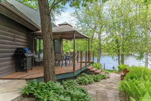 Beautiful Cabin on Scenic WI River/Lake Wisconsin. Close to WI Dells and Madison