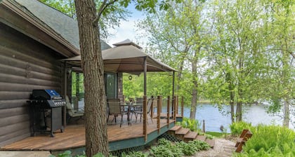 Beautiful Cabin on Scenic WI River/Lake Wisconsin. Close to WI Dells and Madison