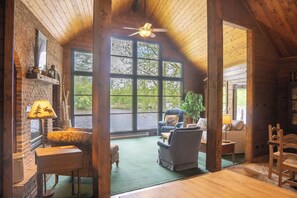 Smart TV, DVD player, video library - Beautiful Cabin on Scenic WI River/Lake Wisconsin. Close to WI Dells and Madison (Poynette)