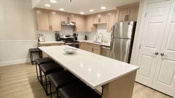 Kjøleskap, mikrobølgeovn, ovn og kokeplater