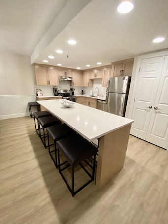 Fridge, microwave, oven, stovetop. Luxury Heart Of Old Town 3-Bdrm+ HOT TUB Walk To Skiing Chairlift Dining Main St