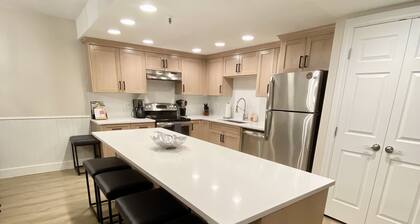 Heart Of Old Town Renovated 3-Bdrm Walk To Everything Main St Town Lift HOT TUB!