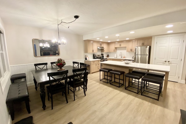 Beautifully renovated Dec ‘22 open kitchen concept w/full size appliances
