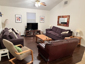 TV connectée, jeux vidéo, lecteur de DVD, livres