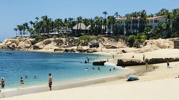 Una spiaggia nelle vicinanze