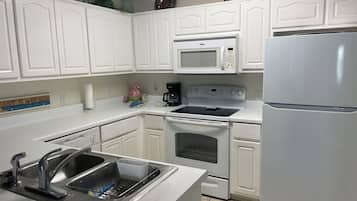 Een koelkast, een magnetron, een oven, een kookplaat