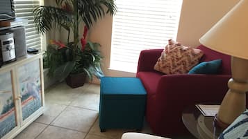 Een smart-tv, een dvd-speler en een stereo