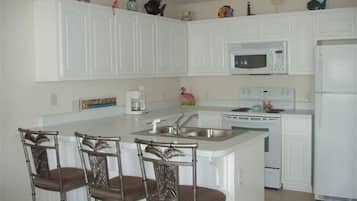 Een koelkast, een magnetron, een oven, een kookplaat