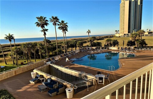  1-br 2balcony Galvestonian condo directly on beach! No highway! Close to Strand