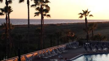 Una piscina al aire libre, una piscina climatizada