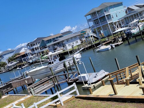 Waterfront Beach Cottage on beautiful Holden Beach
