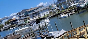 Waterfront Beach Cottage on beautiful Holden Beach