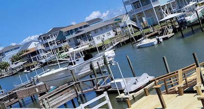 Waterfront Beach Cottage on beautiful Holden Beach