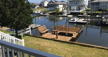 Waterfront Beach Cottage on beautiful Holden Beach