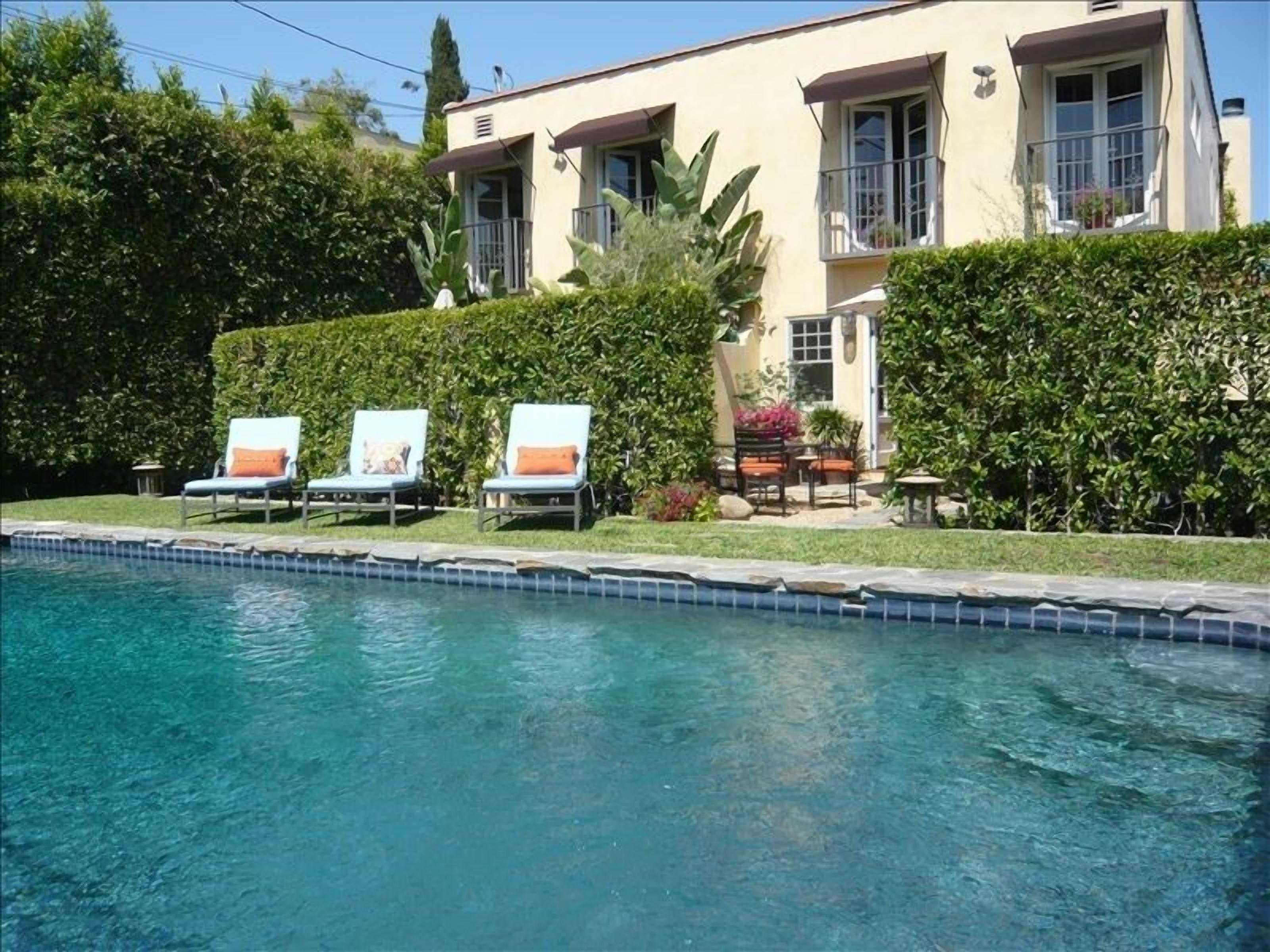 Location Location Location!Steps from Paramount and More!