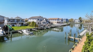 A marina with docked boats, wooden walkways, and residential buildings. - Quiet 3BR Oasis in the Middle of Downtown Ocean City, Close to the Boardwalk. (Ocean City)