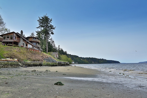 Na praia, espreguiçadeiras, toalhas de praia