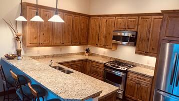 Réfrigérateur, micro-ondes, lave-vaisselle, cafetiÚre/bouilloire