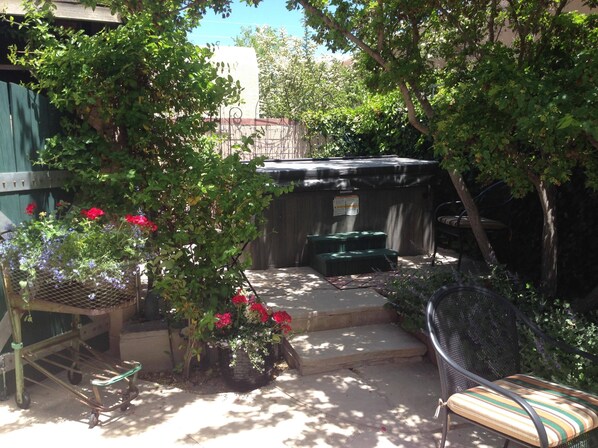 Property grounds - Big Historic Home in Heart of Old Santa Fe, Quiet, Hot Tub,Private Walled Patio. (Santa Fe)