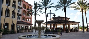 Awesome Pool/Patio, South Facing, Waterfront, 85 in TV, Split Layout for Privacy