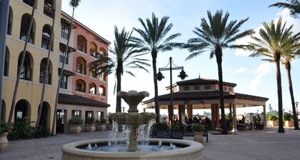 Awesome Pool/Patio, South Facing, Waterfront, 85 in TV, Split Layout for Privacy